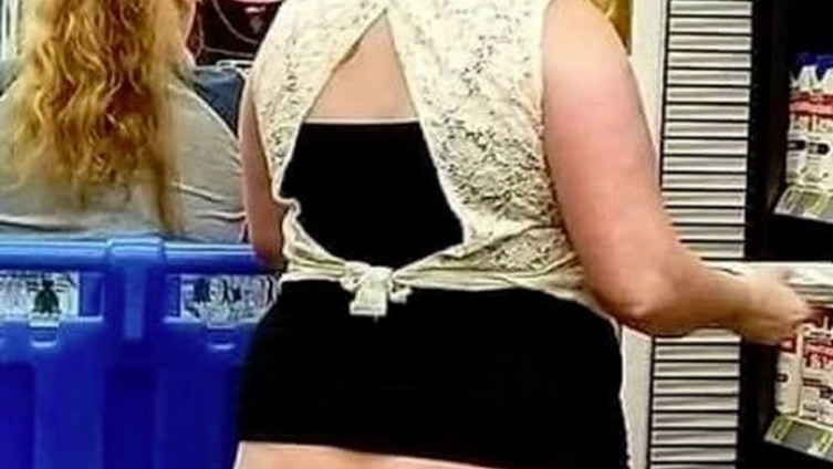 Izgleda kao da je gola ispod pojasa, ali pogledajte fotografiju malo bolje