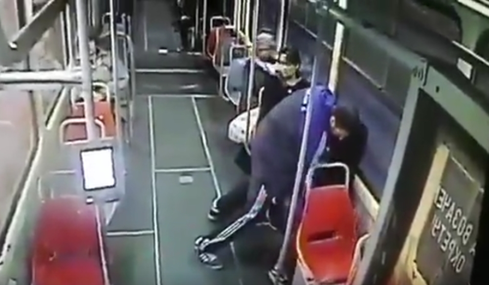 SASLUŠAN MANIJAK IZ TRAMVAJA: Mihailo izveden pred tužilaštvo, a njegovo ponašanje bilo je neočekivano!