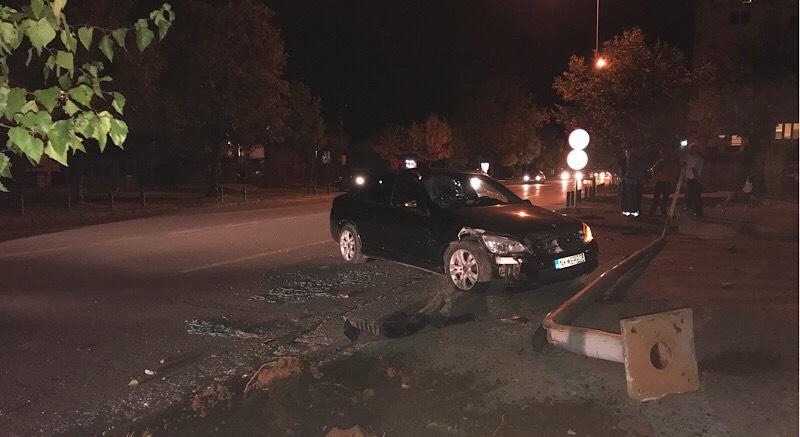 FOTO – Opet udes u ulici kojom Nikšićani “daju po gasu”, vozač odvalio banderu