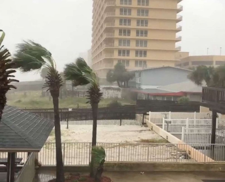 VIDEO – Udari vjetra skoro 250 kilometara na sat, kapi kiše “kao žileti”: Košmar na Floridi, stigao uragan “Majkl”
