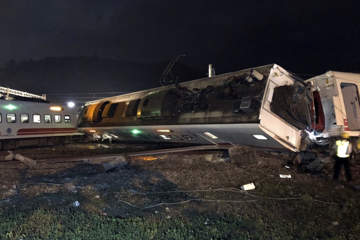 FOTO – Voz izletio iz šina: Poginulo 18, povrijeđeno 160 osoba, pojedini su na smrt smrskani