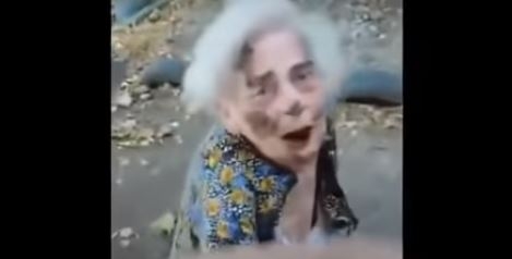 VIDEO – Rus besomučno tukao staricu, a onda se pojavio spasilac: Šutnuo nasilnika u glavu, pa sad mora da plati kaznu