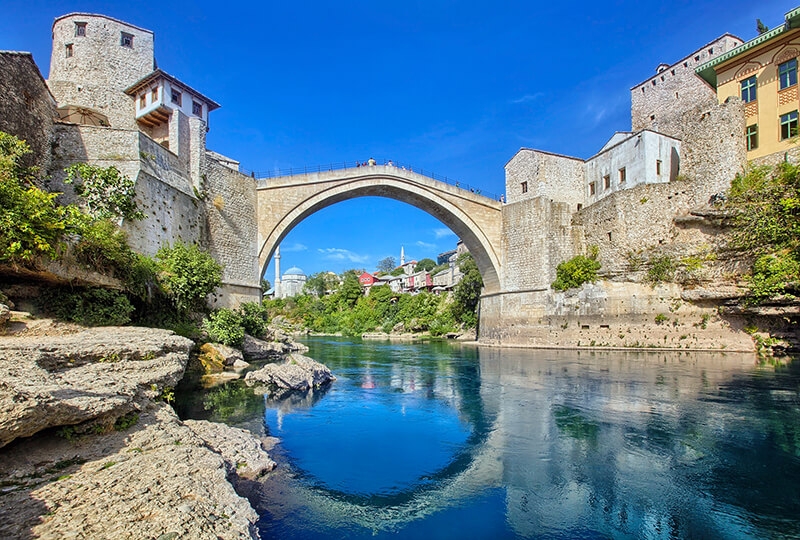 FOTO: Došao na izbore u Mostaru, počeo da vrijeđa, pa skinuo pantalone i pokazao svima zadnjicu