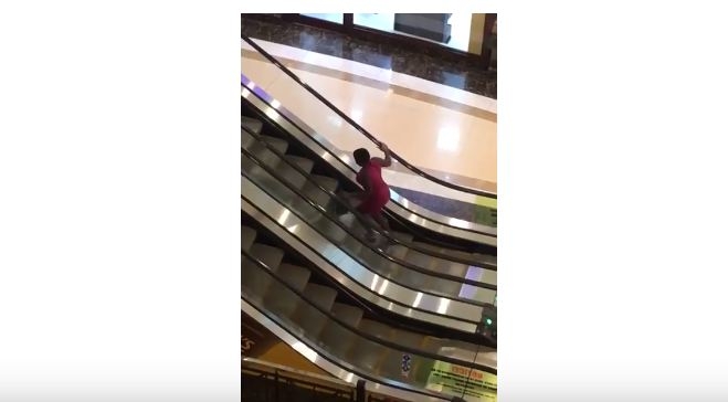 VIDEO – Pa, kuda, gospođo draga? Reakcija na pokretne stepenice je pravi HIT