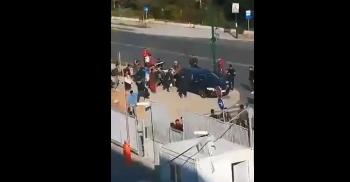 VIDEO – Opšta tuča migranata: Pogledajte kako se više od 30 migranata bije rukama i nogama
