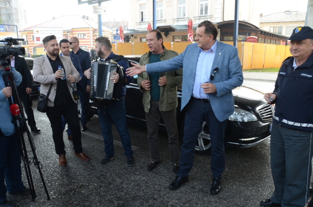 VIDEO – Dodik nasred granice saznao da mu se snaha porodila, dobio šesto unuče, odmah su sjevnule rakija i muzika!