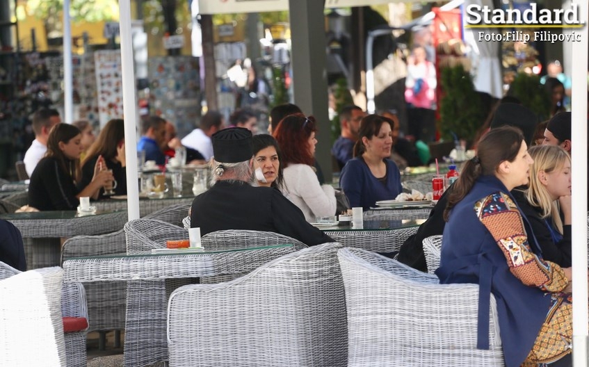 FOTO – Cetinjani “iskulirali” Irineja i Jovana: Kafići puni, a ispred manastira niko da dočeka patrijarhe