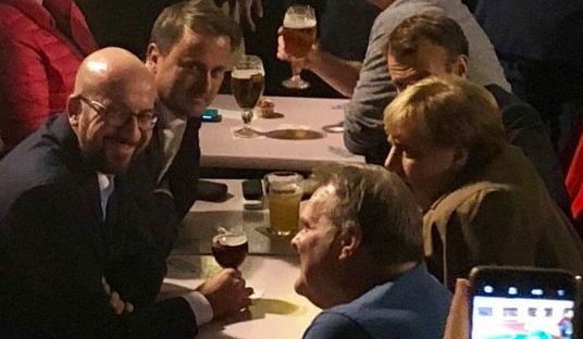FOTO – Makron, Merkel, Mišel i Betel pili pivo i jeli pomfrit u Briselu