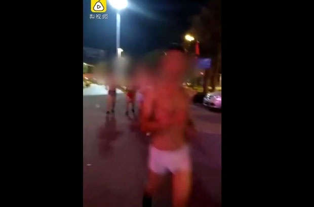 VIDEO – Šef iz pakla: Natjerao radnike da polugoli trče gradom, nisu se ni bunili