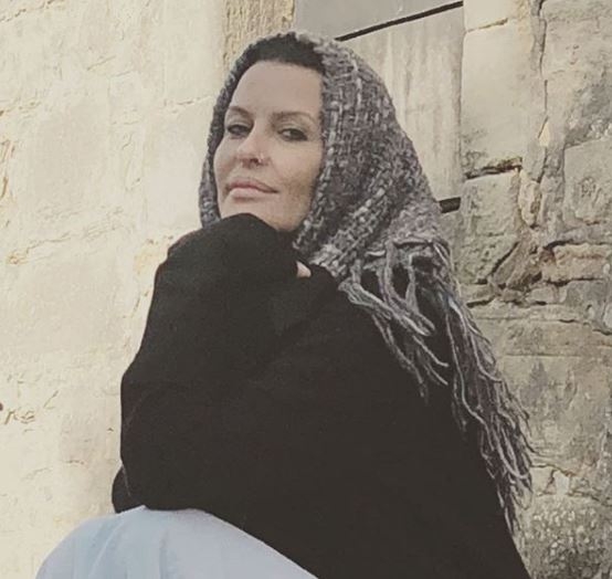 ELENA gaji KOKOŠKE, KOZE I KRAVE: Dizajnerka na OGROMNOM IMANJU sagradila LUKS vilu u seoskom stilu