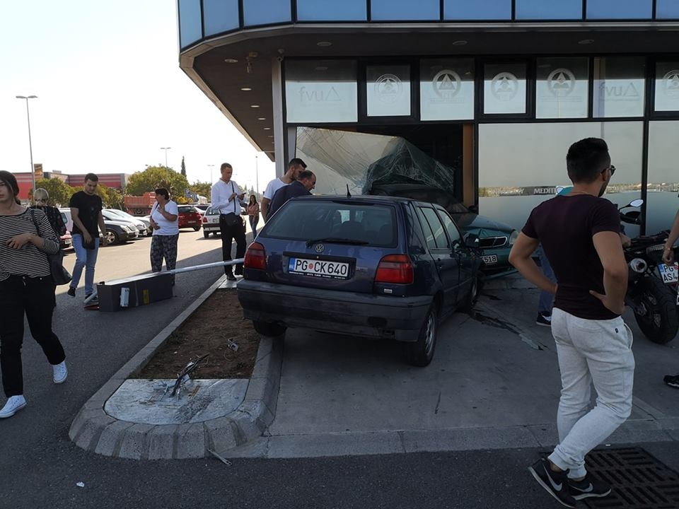 Podgorica: Automobil uletio u Univerzitet Mediteran