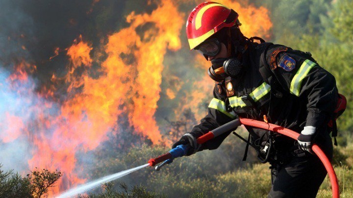 Veliki požar u Grčkoj: Nebo iznad Sitonije potpuno prekriveno dimom, nema struje, telefoni ne rade