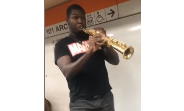 VIDEO – “Oj, svijetla majska zoro” u Bostonu: Ovako zvuči kada ulični muzičar na klarinetu odsvira našu himnu