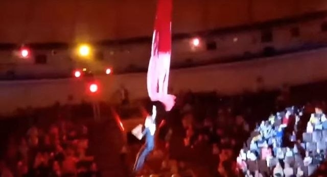 Uznemiriujući video: Izvodila akrobatsku tačku, pa pala sa preko četiri metra visine
