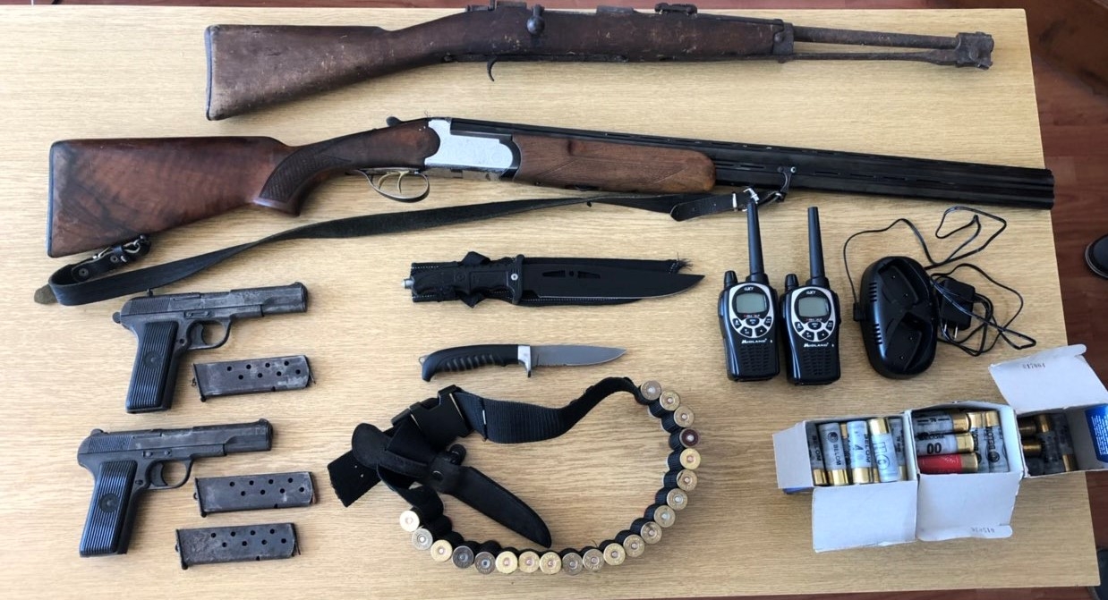 Plavljaninu oduzet pasoš: Policajci mu u kući pronašli arsenal oružja