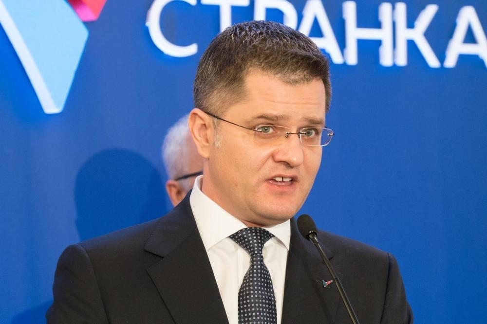 NAJBRUTALNIJE UVREDE NE PRESTAJU! Jeremić izvrijeđao premijerku: Ana Brnabić je neobrazovana karikatura!