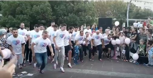 VIDEO – Pokazali da im je stalo: Muškaraci trčali u štiklama u centru Podgorice