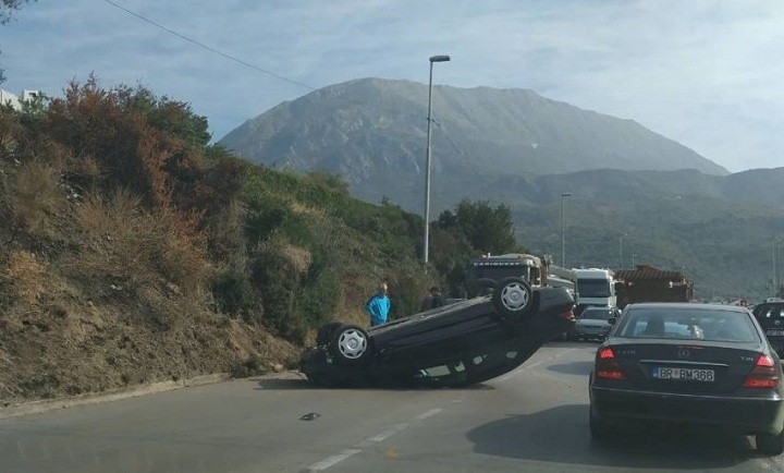Udes na putu Bar-Ulcinj: Mercedes završio na krovu