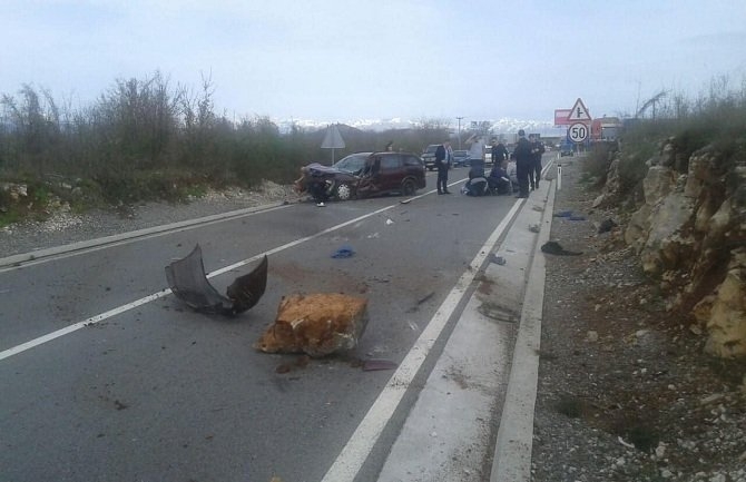 Sudar kamiona i automobila u Platijama: Povrijeđene tri osobe