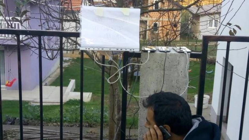 Mještanin postavio produžni kabal na ogradu da migranti mogu puniti telefone