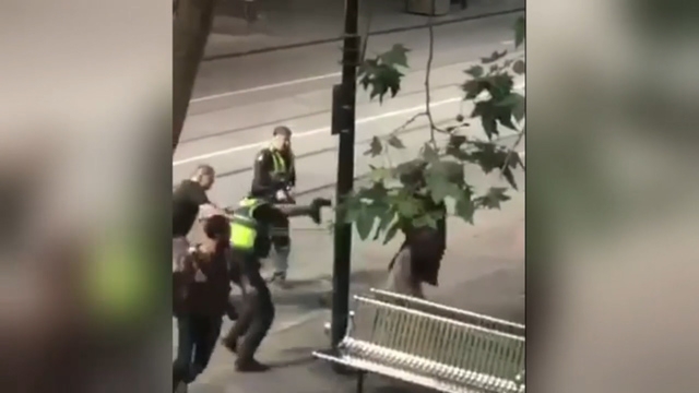 Haos u Melburnu: Napadač izbo troje ljudi na ulici, policija ga upucala