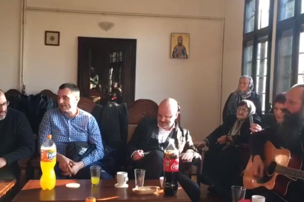 VIDEO – Repovanje u manastiru Gračanica: Arhimandrit Ilarion na gitari pratio Beogradski sindikat