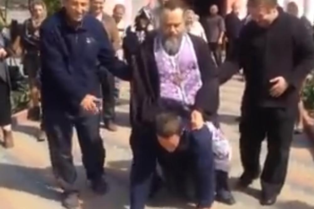 VIDEO – Pravoslavni sveštenik jaše mladića koji plače: Ne silazi mu sa krkače i veseli se, a ljudi gledaju i krste se