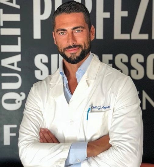 Ljepšeg doktora nijesmo vidjeli: O njemu maštaju milioni žena!