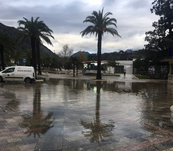 Jaka kiša i plima poplavile rivu i magistralni put u Kotoru
