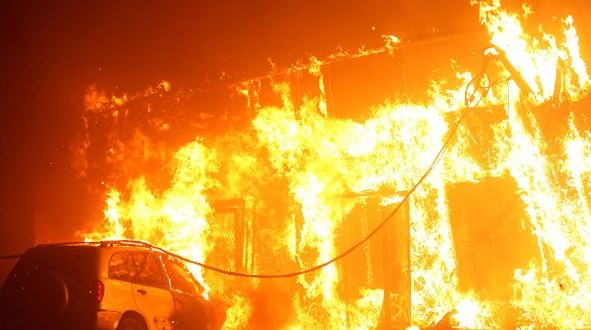 Vatra guta sve, evakuisane Kim Kardašijan, Lejdi Gaga…