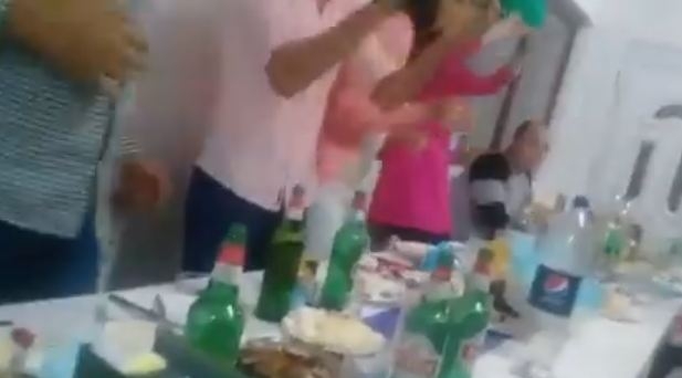 UZNEMIRUJUĆI VIDEO: Divljački čupa ženu za kosu jer IGRA NA VESELJU?!
