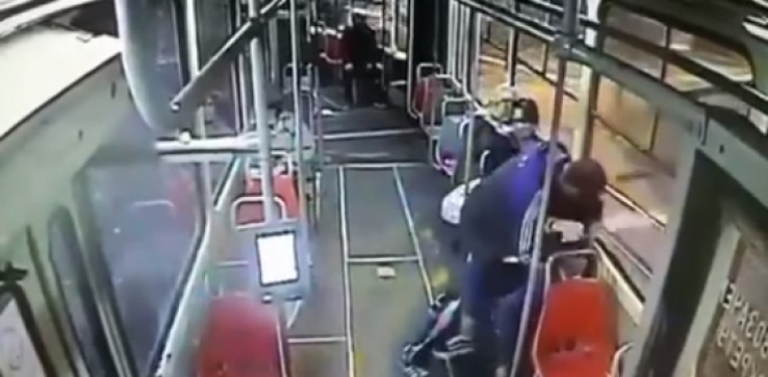 “Molila sam za pomoć, putnici su okretali glavu”: Ispovijest djevojčice koju je manijak napao u tramvaju