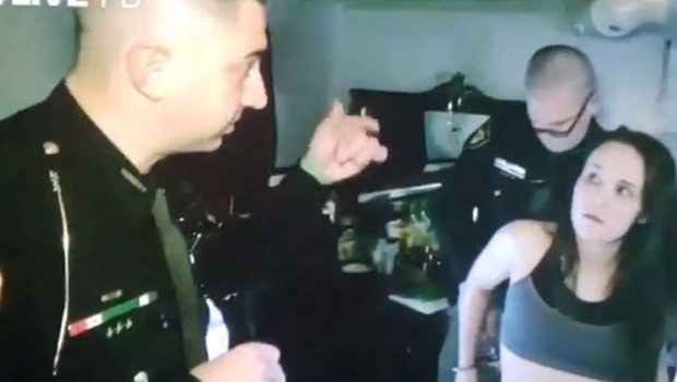 VIDEO: Policajci hapsili djevojku zbog krađe, pa ih prekinuli uzdasi iz porno filma