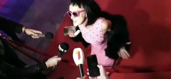 VIDEO: Bebi Dol jurila djevojku za šampanjac, a onda se saplela i PALA NA KOLJENA