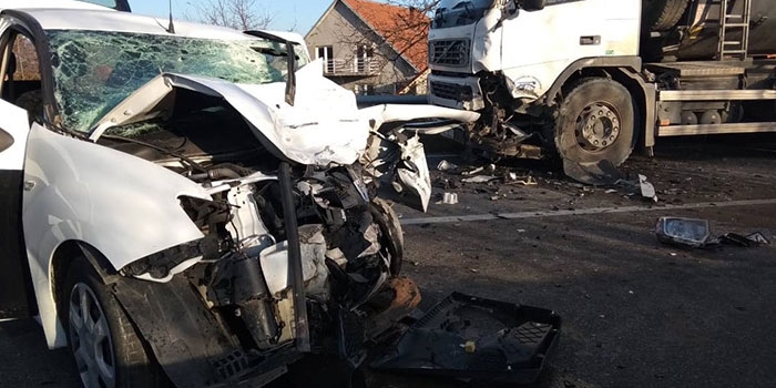 FOTO – Sudar kamiona i automobila: Teško povrijeđen mladić