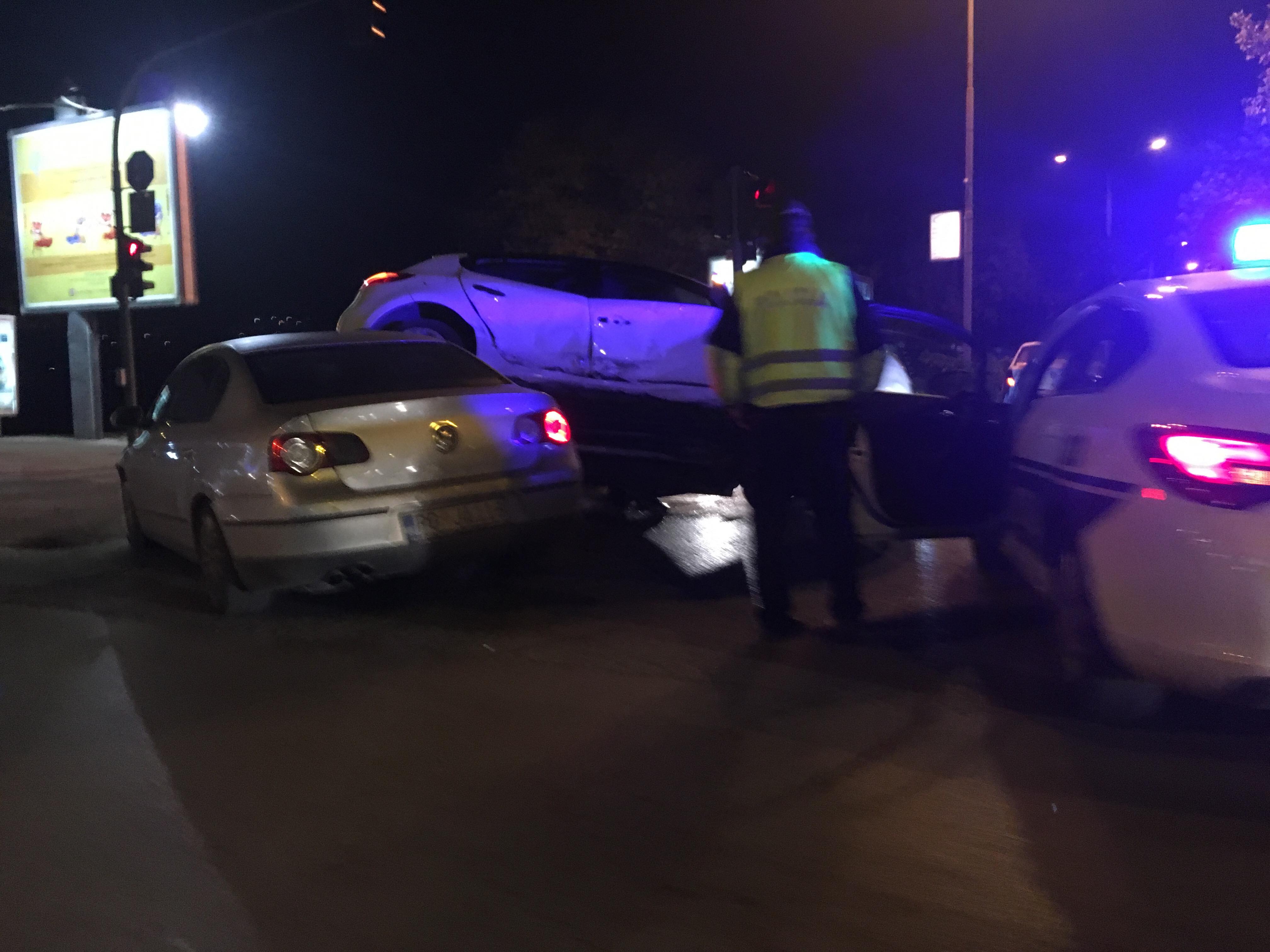 FOTO – NESVAKIDAŠNJI UDES U CENTRU PODGORICE: Dvije osobe povrijeđene