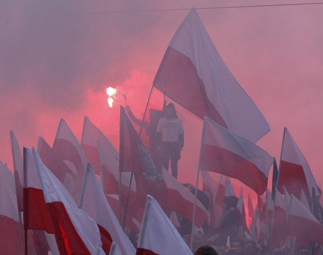 FOTO i VIDEO: 200 hiljada na maršu u Varšavi, desničari zapalili zastavu EU