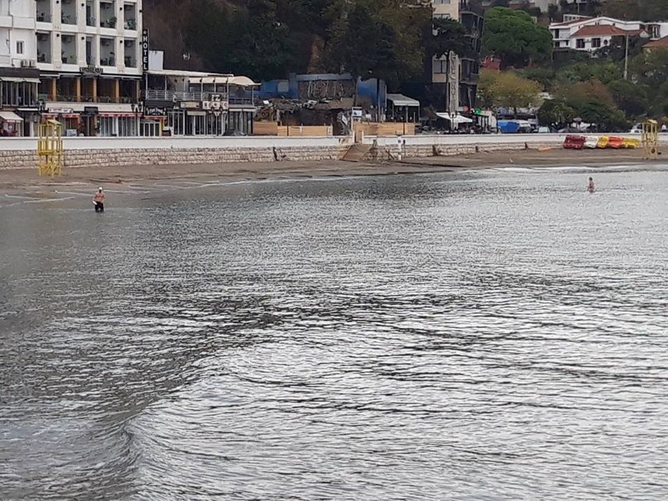 Brčkanje u novembru: Kupača u Ulcinju i dalje ima