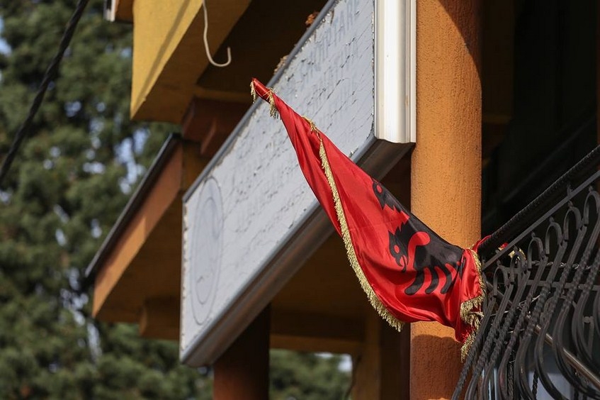U Tuzima se ne slavi Velika Albanija ni na dan zastave: Crnogorska zastava se vijori na svim institucijama