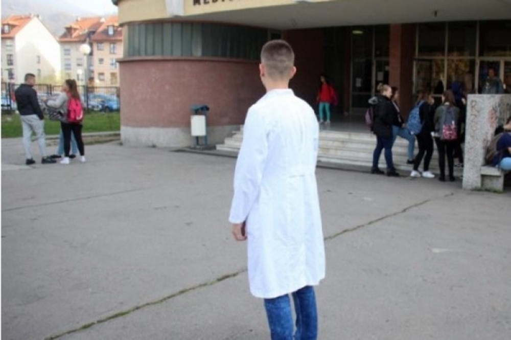 “Mogu li da je vidim na kameri…”: Profesor psihologije nudio seks učeniku, dječak istraumiran