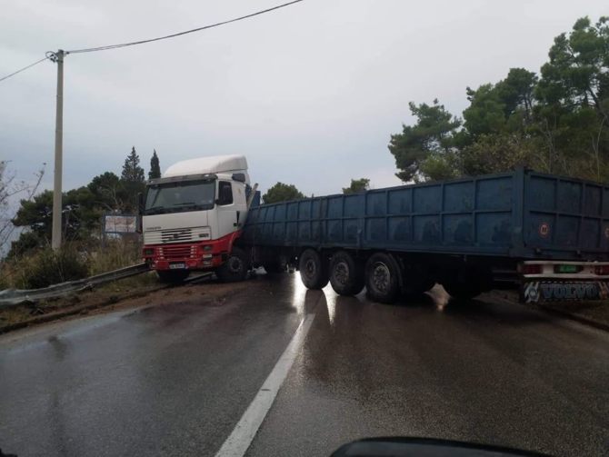 Saobraćajna nezgoda na putu Sutomore-Bar: Kamion prepriječen na putu