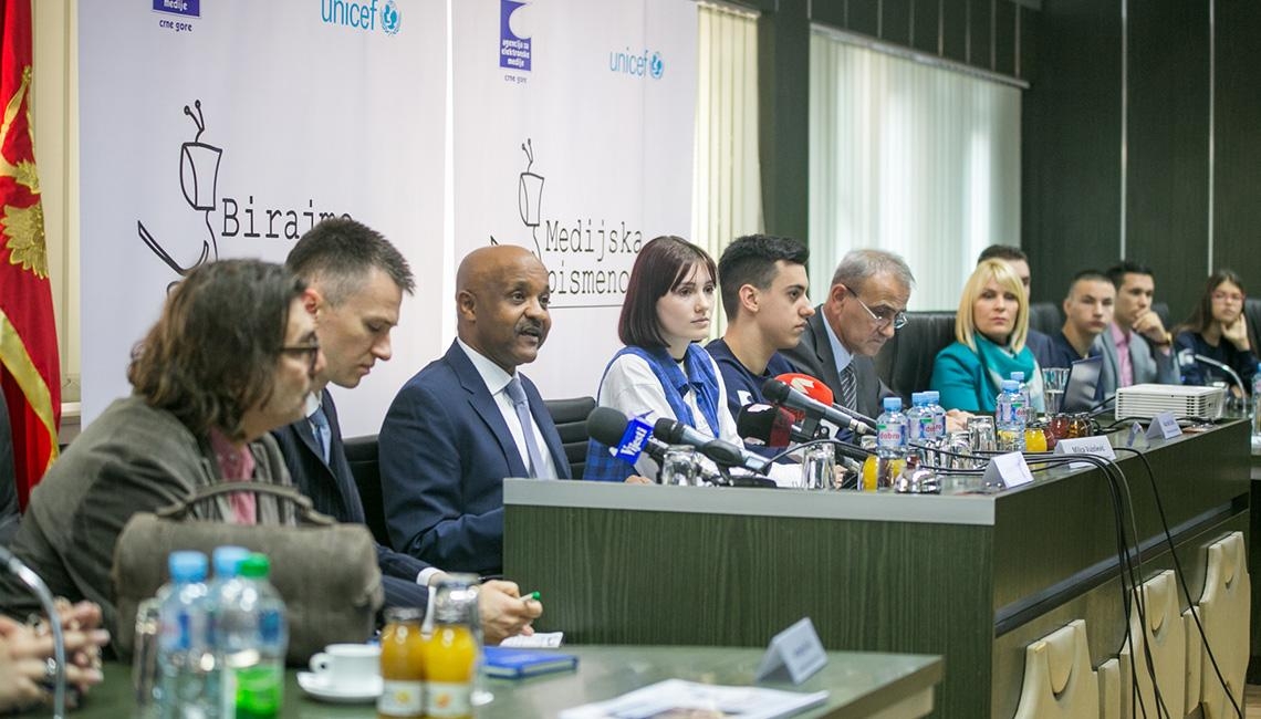 Roditelji da posvećuju više pažnje djeci kako bi smanjili njihovo vrijeme koje provode pored ekrana