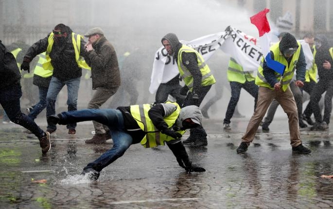 VIdeo – Protest zbog goriva: Suzavac i vodeni topovi na ulicama Pariza