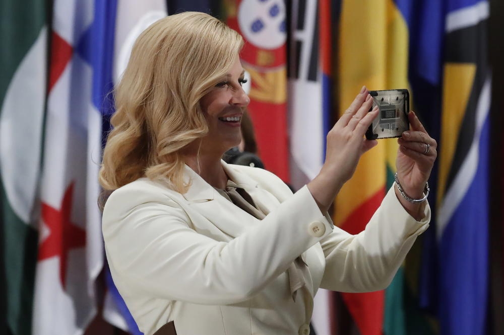 KOLINDA DIJELILA AUTOGRAME DJECI: Ponijela gomilu svojih slika, pa ih potpisivala
