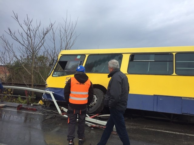 Saobraćajna nezgoda u Beogradu: Autobus visi s mosta