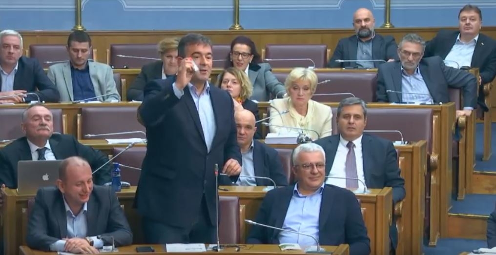 VIDEO – Medojević u parlamentu: “Ja samo malo kokaina našmrčem i meni je super”