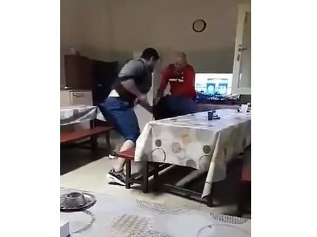 UZNEMIRUJUĆI SNIMAK: Pretučen zatvorenik u Specijalnoj bolnici u Kotoru