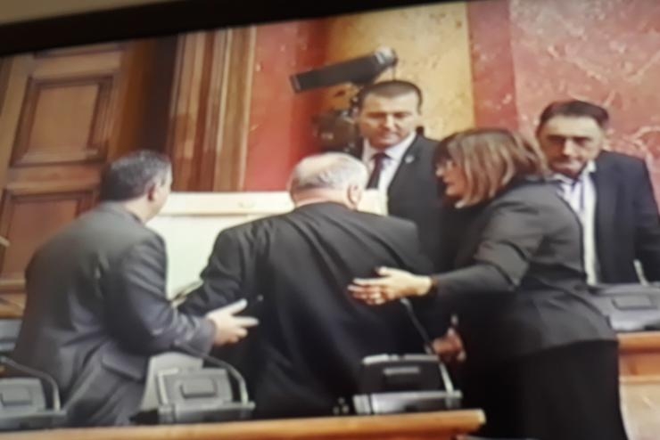 FOTO – “Ne mogu više ljudi”: Haos u Skupštini Srbije, poslanik unio umetničku sliku na sjednicu, Gojković prekorila obezbjeđenje i ispratila ga iz sale