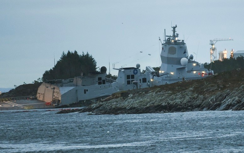 Povrijeđeno osam mornara: Norveška fregata tone poslije sudara sa tankerom
