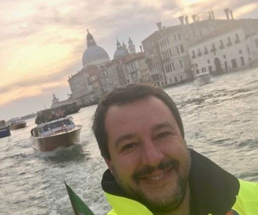 U nevremenu u Italiji poginulo 17 osoba: Ministar objavio nasmijani selfi iz poplavljene Venecije
